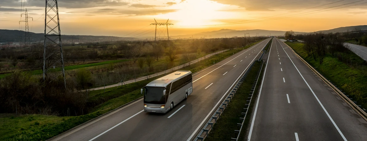 Autokar na drodze