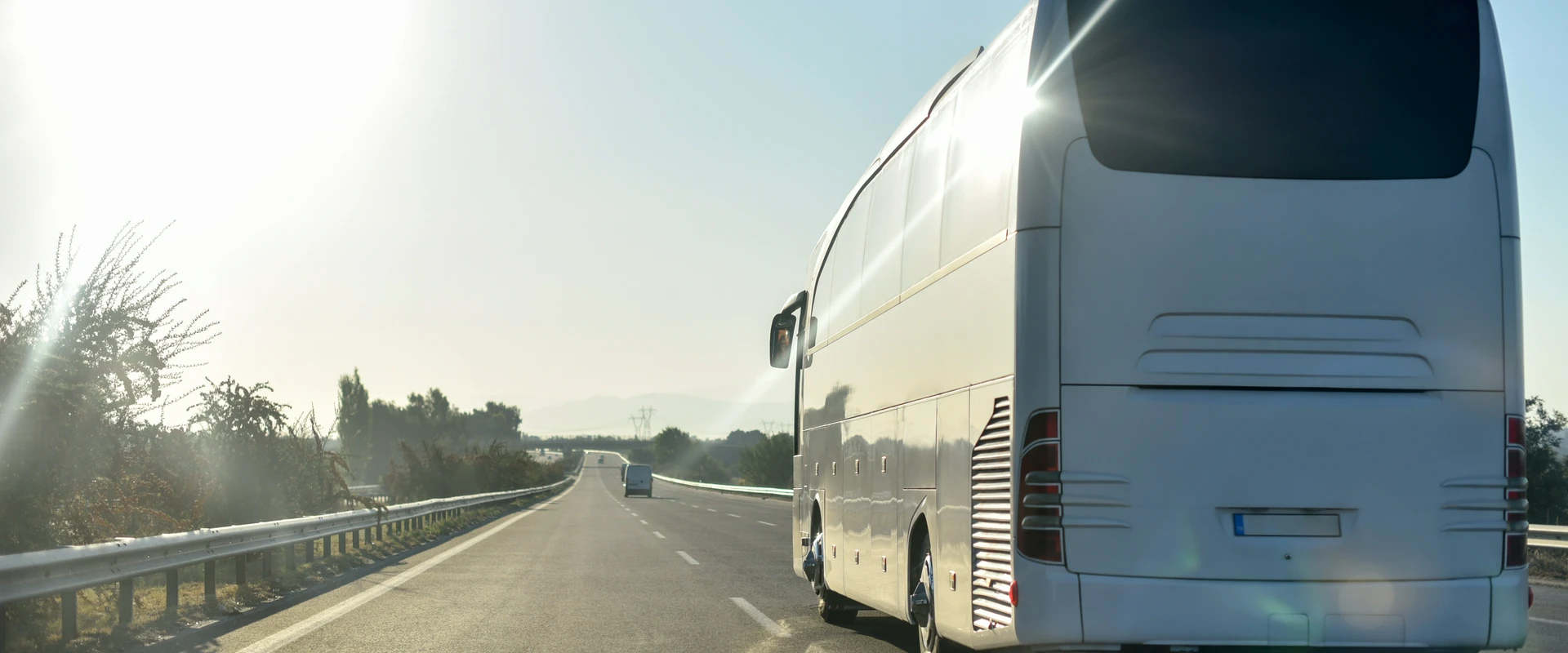 Biały autokar na drodze